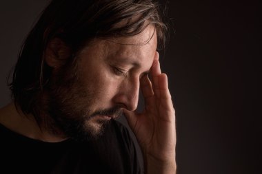 Migren baş ağrısı ile sakallı yetişkin adam