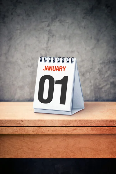 01 января на настольном календаре за рабочим столом — стоковое фото