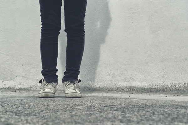 Жіночі ноги на вулиці — стокове фото