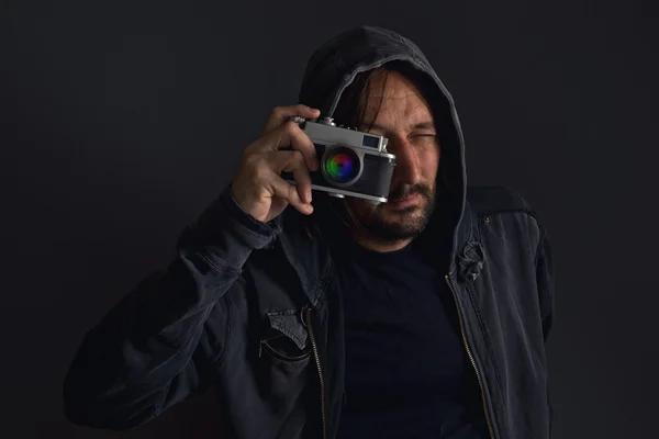 Homem barbudo adulto com câmera empoeirada tirando fotos — Fotografia de Stock