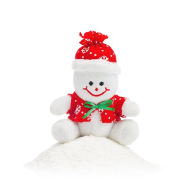 Gülümseyen genel Noel kardan adam kar yığının üstüne oturan oyuncak