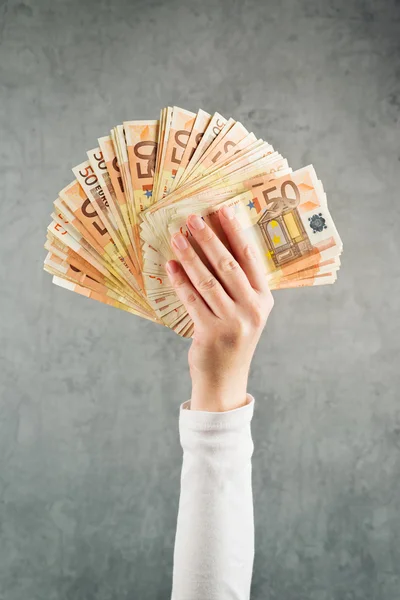 Γυναίκα που κρατά στοίβα πενήντα ευρώ — Φωτογραφία Αρχείου