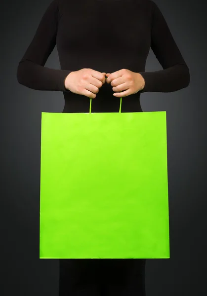 Mujer sosteniendo bolsa de compras —  Fotos de Stock