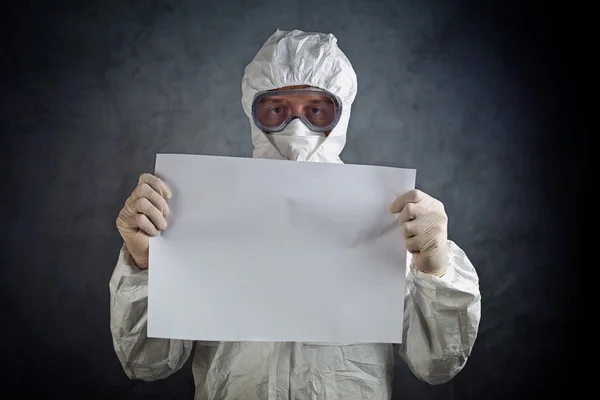 Operatore sanitario medico in indumenti protettivi — Foto Stock