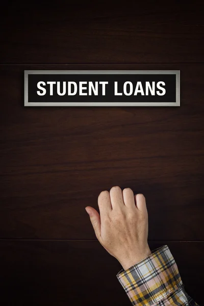 Рука стучится в дверь студенческого кредита — стоковое фото