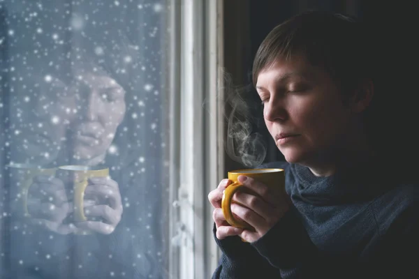 Donna solitaria che beve caffè in camera oscura — Foto Stock