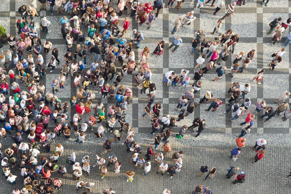 Turistas en Praga Plaza de la Ciudad Vieja — Foto de Stock