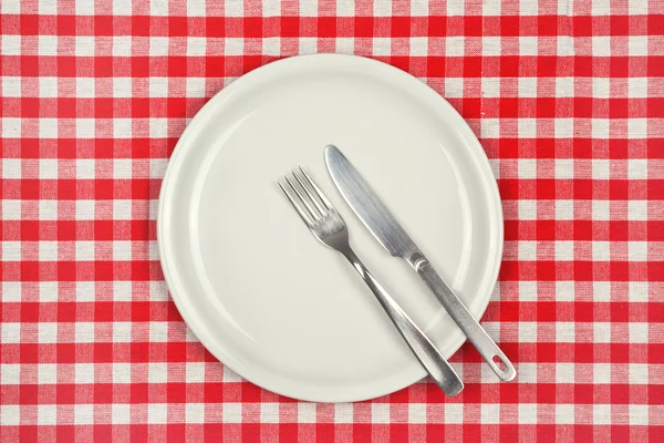 Empty plate on restaurant table — Stock Photo, Image