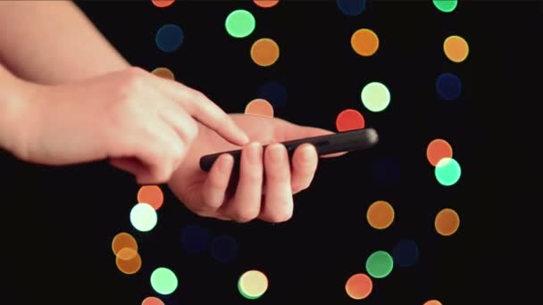 Dokunmatik ekranlı akıllı telefon aygıt holding beyaz beyaz eller — Stok video