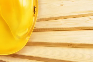 Çam ahşap plakalar üzerinde sarı kask