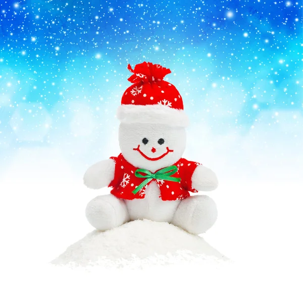 Giocattolo generico del pupazzo di neve di Natale sorridente seduto sul mucchio di neve — Foto Stock