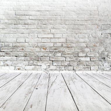 Beyaz tuğla duvar ve ahşap zemin ile oda iç