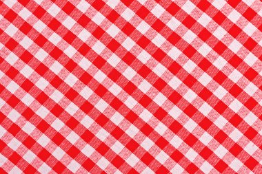 Kırmızı ve beyaz kareli masa örtüsü