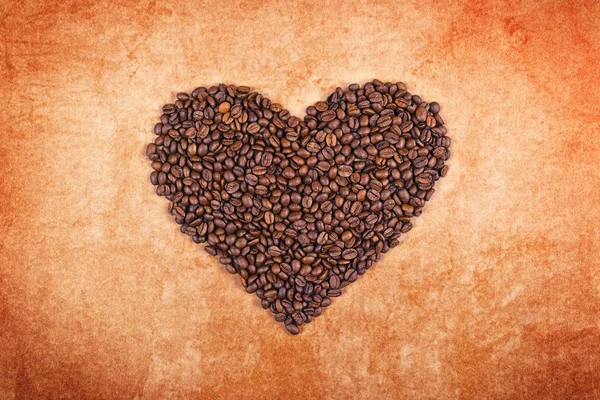 Gebrande koffiebonen in de vorm van een hart. — Stockfoto