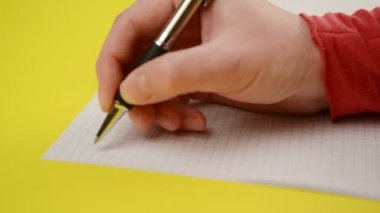 Kadın yazma Not defter, yakın çekim sabit görüntüleri ile seçici odak üstünde el