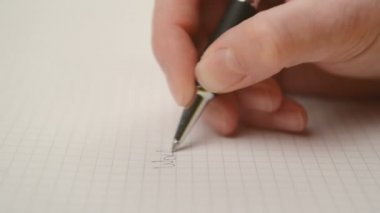 Kadın yazma Not defter, yakın çekim sabit görüntüleri ile seçici odak üstünde el