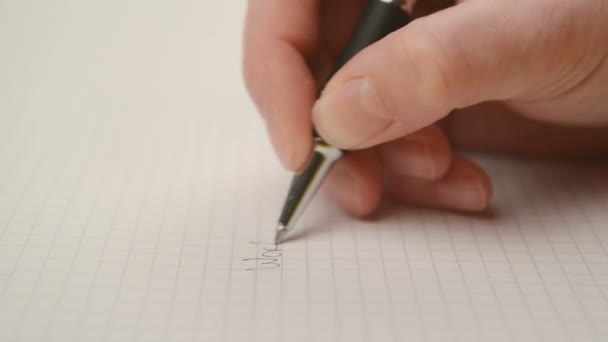 Femme écrivant des notes dans un carnet, rapprochant des images régulières avec un accent sélectif sur la main — Video