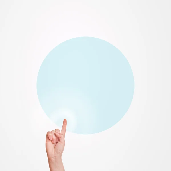 Ручное нажатие современной синей кнопки сенсорного экрана — стоковое фото