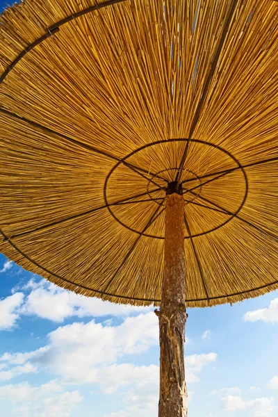 Wickerwork Sun Umbrellas on the beach — Stock Photo, Image