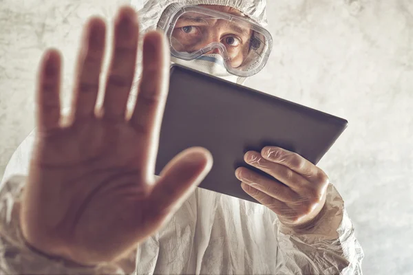 Cientista químico mostrando sinal de parada — Fotografia de Stock