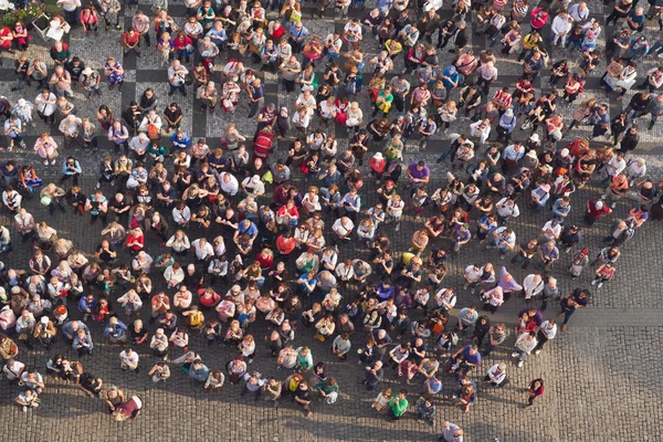 Turister på torget i Prags gamla stan — Stockfoto