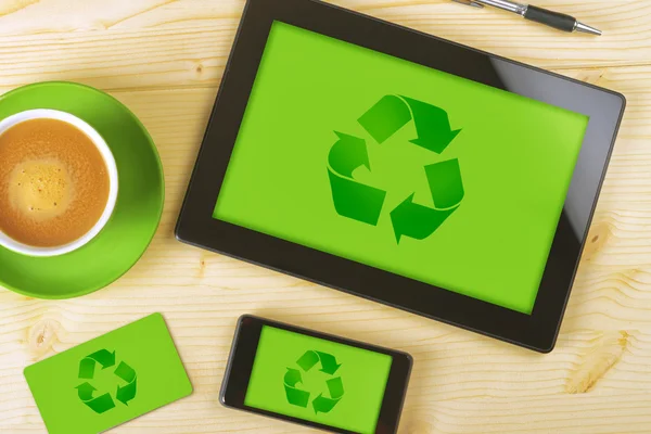 Tablet PC, mobiele telefoon en visitekaartje voor Recycling van Co — Stockfoto