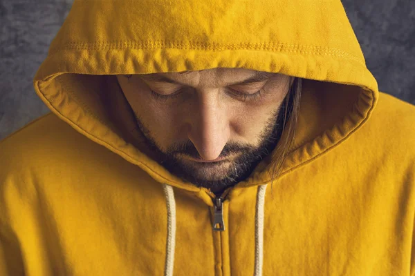 Mann trägt gelbe Kapuzenjacke — Stockfoto