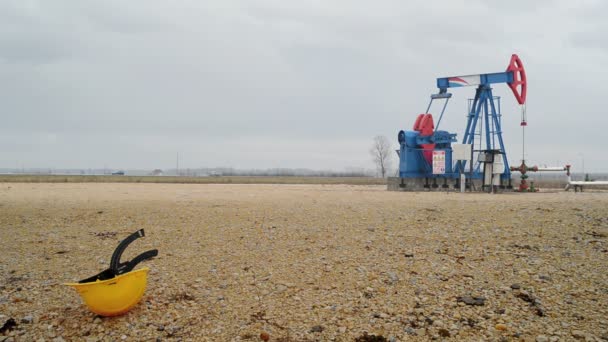 Pumpjack-Ölpumpe, die mit Erdgas im Feld arbeitet und aus dem Ölbrunnen pumpt — Stockvideo