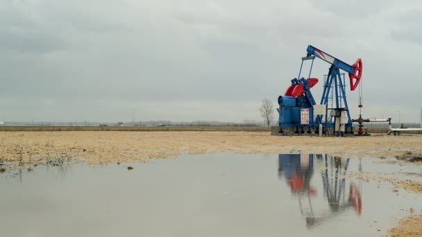 Bomba de aceite de bombeo que funciona con gas natural en el campo de bombeo desde el pozo de petróleo — Vídeo de stock