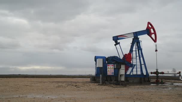 Pumpjack-Ölpumpe, die mit Erdgas im Feld arbeitet und aus dem Ölbrunnen pumpt — Stockvideo