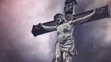 Fırtınalı bulutlar ve düşen kar üzerinde İsa heykeli ile çapraz çarmıha germe