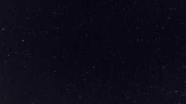 Kış sezon hava arka plan olarak siyah arka plan üzerine çalkantılı kar yağışı