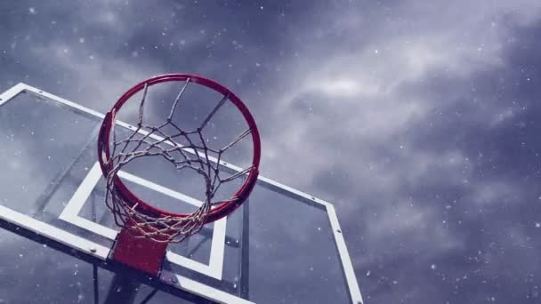 Баскетбольное кольцо с клеткой и снегопадом — стоковое видео