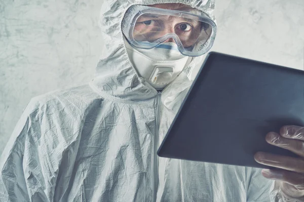 Chemical Scientist Menggunakan Digital Tablet Computer — Stok Foto