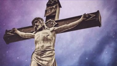 Fırtınalı bulutlar ve kar düşen zaman atlamalı üzerinde çarmıha cross İsa heykeli ile dini Christian kavram olarak.
