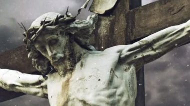 Fırtınalı bulutlar ve kar düşen zaman atlamalı üzerinde çarmıha cross İsa heykeli ile dini Christian kavram olarak.