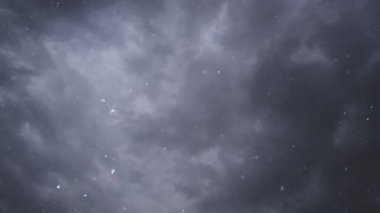 Kış sezon hava arka plan zaman atlamalı olarak koyu gri bulutlar çalkantılı kar yağışı.