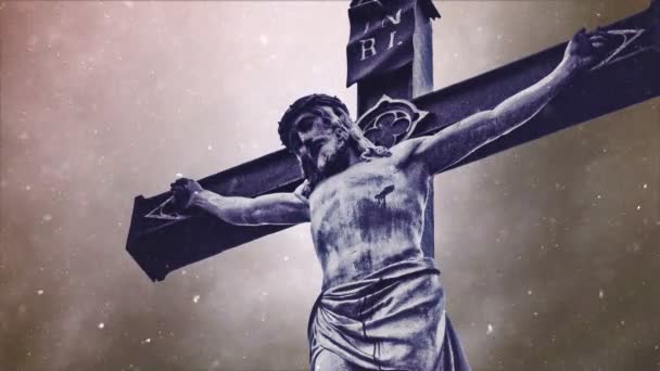 Croix de crucifixion avec statue de Jésus-Christ sur les nuages orageux et la neige tombant dans le temps comme concept chrétien religieux . — Video