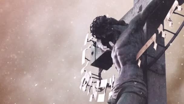 Kreuzigungskreuz mit Jesuschristusstatue über stürmischen Wolken und Schneefall im Zeitraffer als religiöses christliches Konzept. — Stockvideo