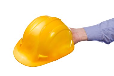 Sarı endüstriyel koruyucu kask tutan erkek işçinin el.