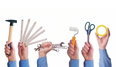 Çeşitli el sanatları ticaret araçları tutan erkek işçinin el