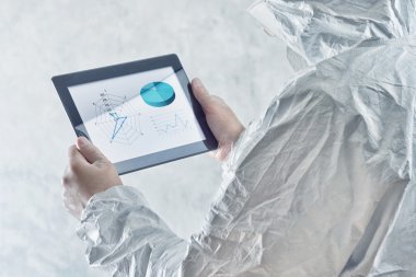 Dijital Tablet bilgisayar kullanarak kimyasal bilim adamı
