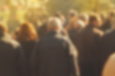 Bokeh sokakta yürürken insan kalabalığı