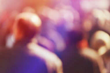 Bokeh sokakta yürürken insan kalabalığı