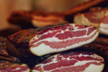 Kurutulmuş domuz pastırması yığını