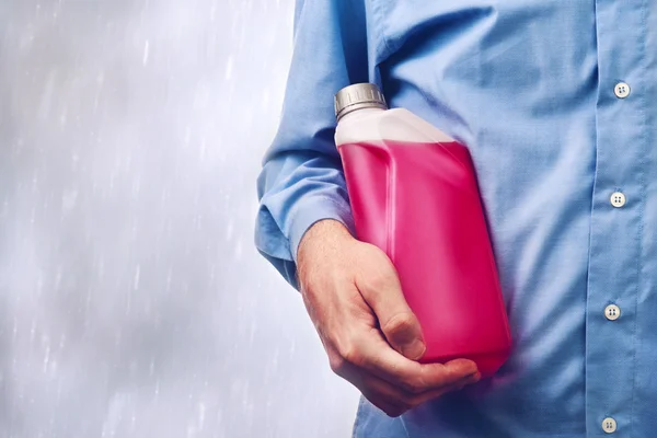 Hand hält eine Flasche Frostschutzmittel — Stockfoto