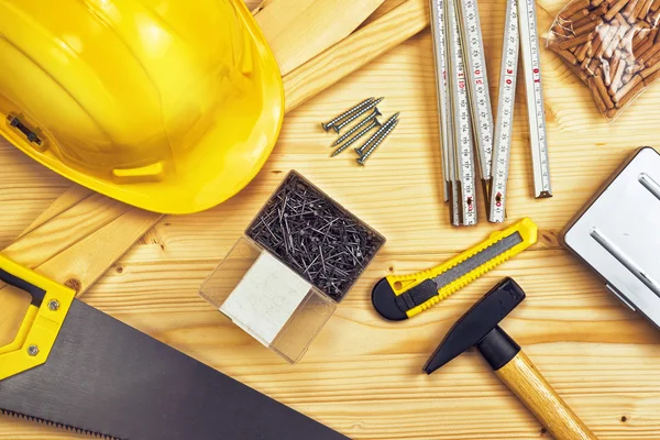 Sortierte Holz- und Tischlerarbeiten oder Bauwerkzeuge — Stockfoto