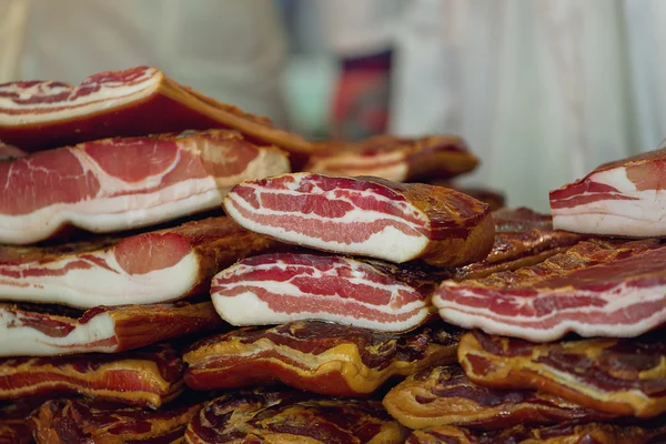 Pilha de bacon curado — Fotografia de Stock