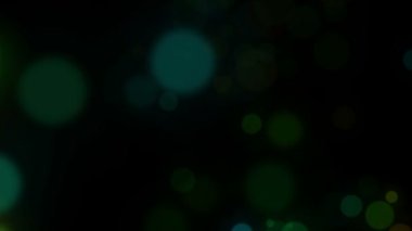 Animasyon için hareket katmanı olarak siyah arka plan üzerine titreyen renkli parçacıklar