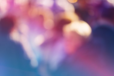 Bokeh sokakta yürürken insan kalabalığı